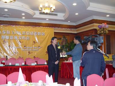 广东ayx爱游戏铝厂猎人车队签约之采访潘总