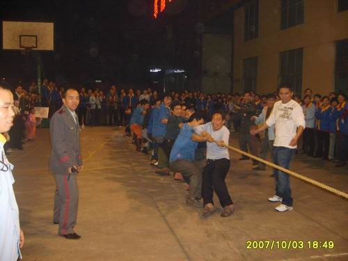 山东分厂庆祝国庆暨“伟昌铝材”荣获“中国名牌”举行拔河角逐